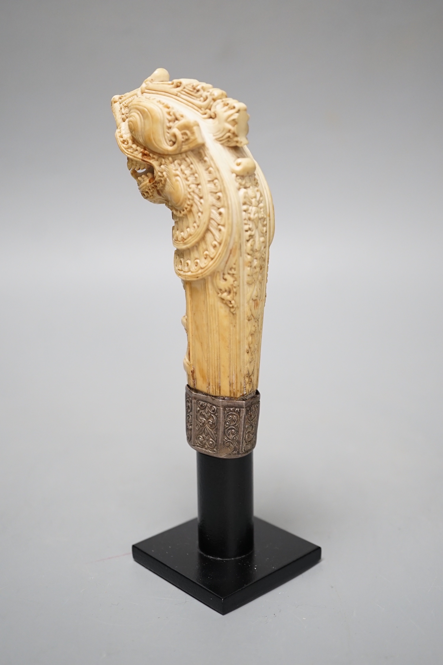 A dagger hilt carved in ivory from Sri Lanka, 17th / 18th century and it is 13cm high.